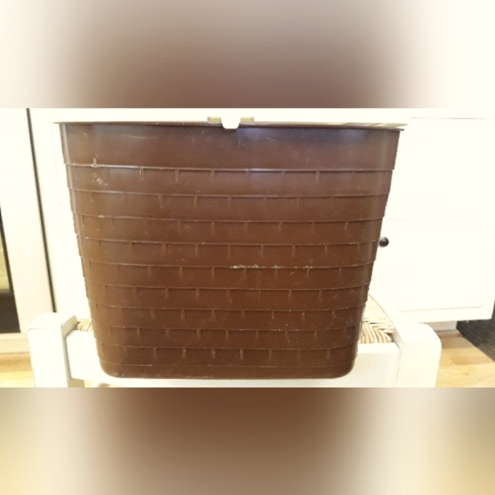 Vintage Bee Plastic Picnic Baskets with Faux Woven Pattern Brown & White - Picture 3 of 10